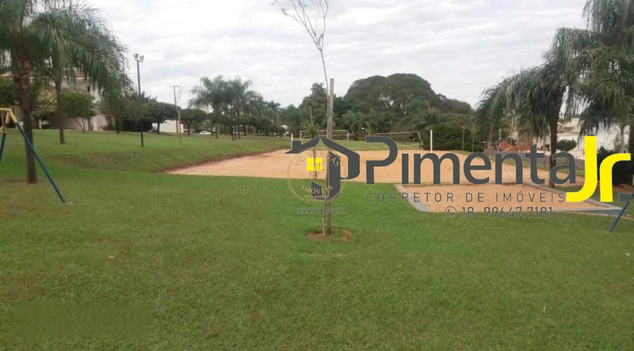 Quadras e gramado do Residencial Ibiza