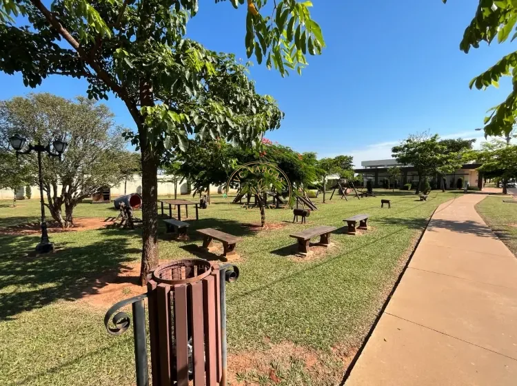 Área verde e pista de caminhada do Parque Inglês