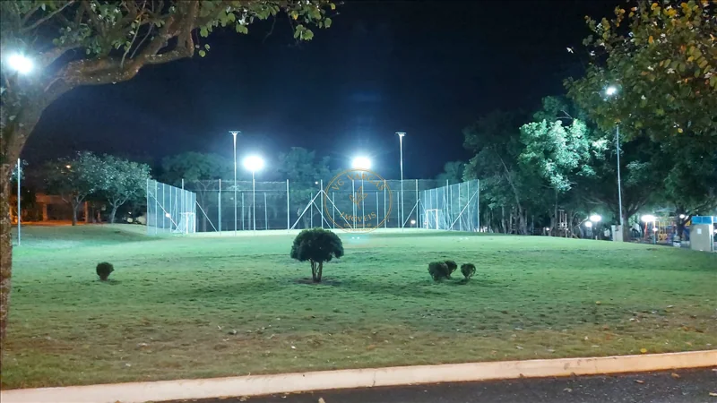 Campo gramado iluminado do Villa do Chafariz