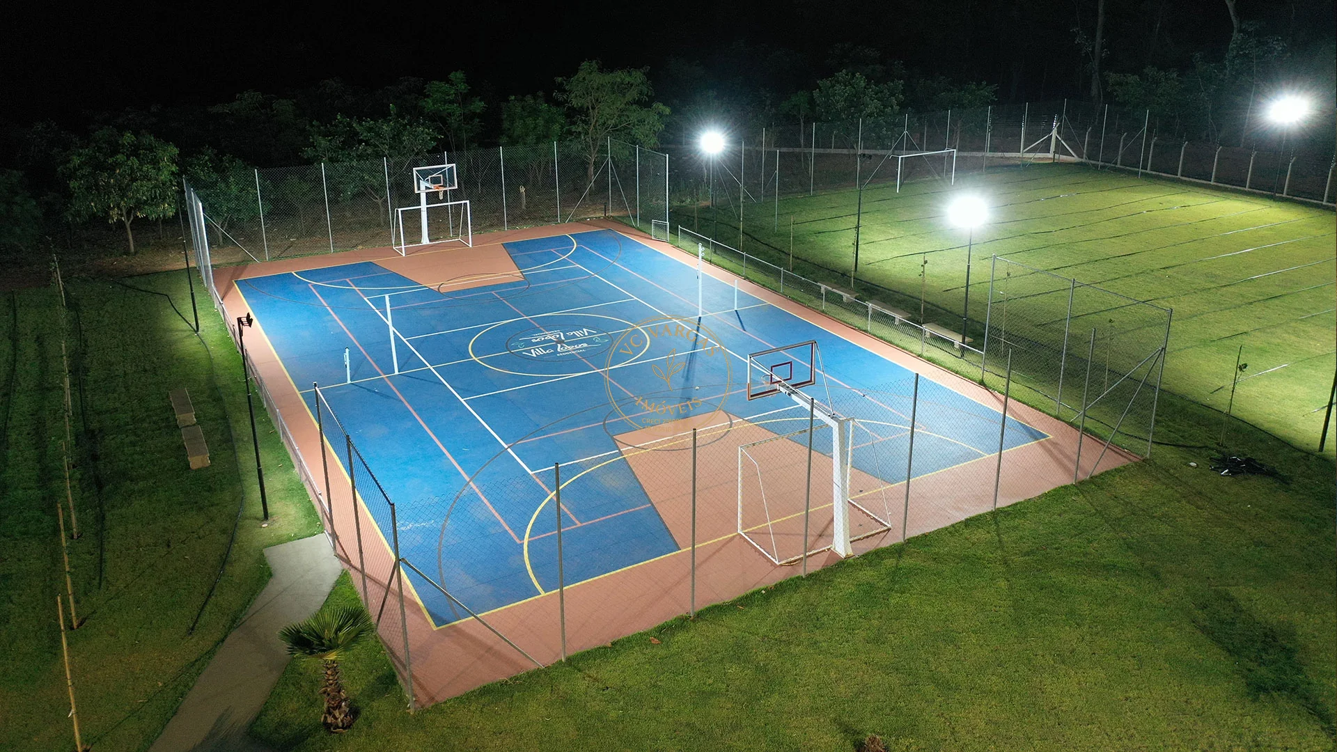 Quadra poliesportiva iluminada do Residencial Villa Lobos